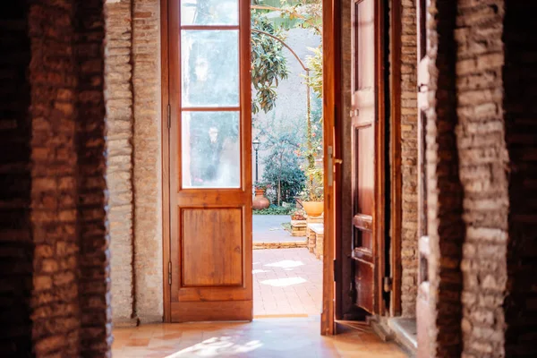 Little Cosy Inner Courtyard Garden Italy Fotos De Bancos De Imagens Sem Royalties