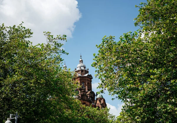 One Towers Kelvingrove Museum Seen Green Trees Kelvingrove Park Glasgow — Zdjęcie stockowe