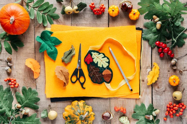 Autumn handmade felt bookmark, autumn DIY ornaments made of felt, autumn crafting ideas for children