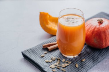 Balkabağı tohumlu taze sıkılmış balkabağı suyu. Sonbahar mevsimlik meyve suları. Vitamin ve antioksidanlarla dolu.