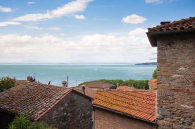 Yolcu Konsolosu Trasimeno kasaba manzaralı, Umbria, İtalya. Trasimeno Gölü dönüm noktası