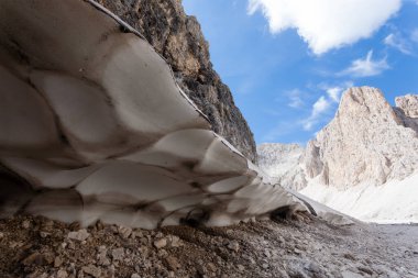 Antermoia Gölü 'nde eriyen karlar, Dolomitler, Catinaccio grubu. İtalyan dolomitleri manzarası