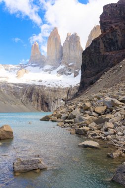 Torres del Paine zirvesi, Şili. Las Torres üssü bakış açısı. Şili Patagonya manzarası.