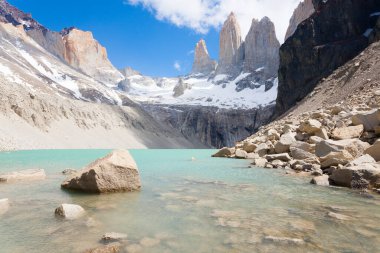 Torres del Paine zirvesi, Şili. Las Torres üssü bakış açısı. Şili Patagonya manzarası.