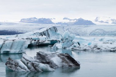 Jokulsarlon Buzul Gölü, İzlanda. Suda yüzen buzdağları. İzlanda manzarası