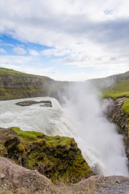 Gullfoss yaz sezonunda İzlanda 'ya düşer. İzlanda manzarası.