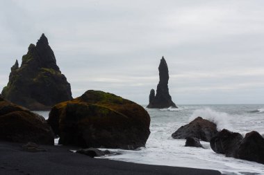Reynisfjara lav plaj manzarası, güney İzlanda manzarası. Vik siyah plajı