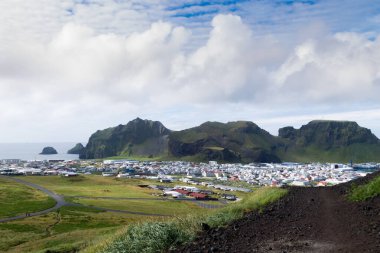 Eldfell yanardağından Heimaey kasabasının hava manzarası. İzlanda manzarası. Westman Adaları