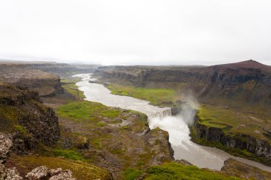 Hafragilsfoss yaz sezonu görünümünde, İzlanda düşüyor. İzlanda manzara.