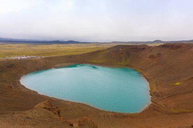 İçinde yeşil su gölü olan bir Viti krateri. Krafla Viti Krateri, İzlanda