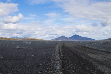İzlanda 'nın orta dağları boyunca uzanan toprak yol. İzlanda manzarası. Yol F907