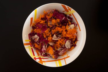 Siyah masa üzerinde havuçlu salata, üst manzara. Gıda arkaplanı