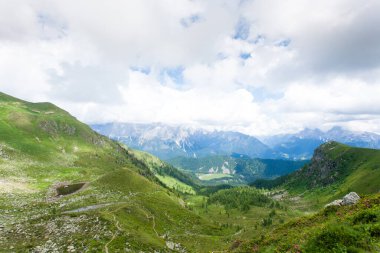 Yaz Dolomite manzarası. İtalyan Alpleri Panoraması. Calaita göl bölgesi.