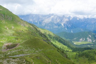 Yaz Dolomite manzarası. İtalyan Alpleri Panoraması. Calaita göl bölgesi.