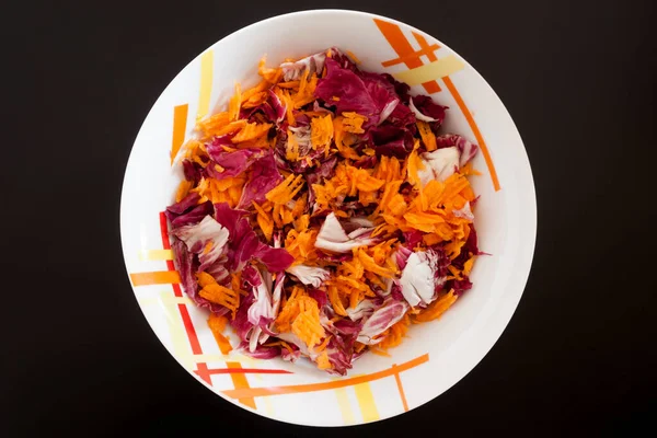 Siyah Masa Üzerinde Havuçlu Salata Üst Manzara Gıda Arkaplanı — Stok fotoğraf