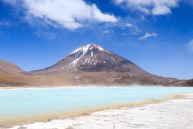 Laguna Verde manzarası, Bolivya. Güzel Bolivya panoraması. Yeşil göl ve Licancabur volkanı.