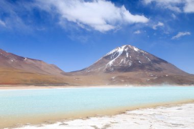 Laguna Verde manzarası, Bolivya. Güzel Bolivya panoraması. Yeşil göl ve Licancabur volkanı.