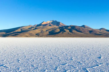 Salar de Uyuni, Bolivya. Dünyadaki en büyük tuz düzlüğü. Bolivya manzarası. Cerro Tunupa görünümü