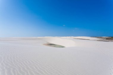 Lencois Maranhenses Ulusal Parkı, Brezilya 'dan beyaz kum tepeleri manzarası. Yağmur suyu gölü. Brezilya manzarası