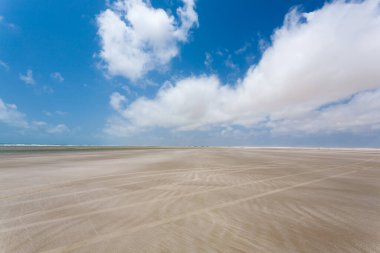 Lencois Maranhenses Ulusal Parkı, Brezilya 'dan beyaz kum tepeleri manzarası. Yağmur suyu gölü. Brezilya manzarası