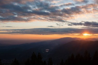 Pizzoc Mount tepesinden gün batımı. Cansiglio Ormanı. İtalyan Alplerinden manzara