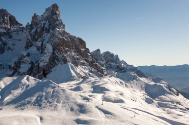 Rolle Pass kış manzaralı, San Martino di Castrozza, İtalya. Dağ manzarası. Cimon della Pala tepe görünümü.