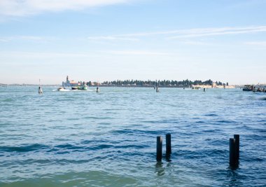 Venedik tipik manzara. Kanalda yüzen tekne. İtalyan ünlü simgesi.