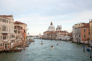 Venice Köprüsü 'nden Canal Grande Manzarası. İtalyan manzarası