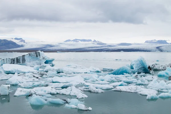 Παγωμένη Λίμνη Jokulsarlon Ισλανδία Παγόβουνα Επιπλέουν Στο Νερό Ισλανδικό Τοπίο — Φωτογραφία Αρχείου