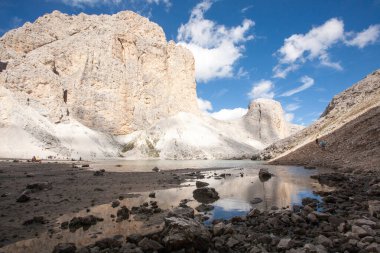 Antermoia gölü manzarası, Catinaccio grubu, İtalyan Dolomitleri manzarası