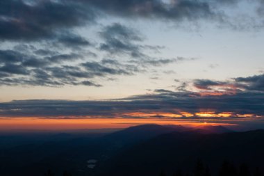 Pizzoc Mount tepesinden gün batımı. Cansiglio Ormanı. İtalyan Alplerinden manzara
