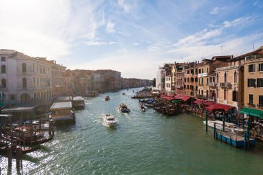 Venedik, Rialto Köprüsü 'nden Canal Grande manzarası. İtalyan manzarası