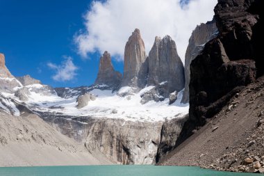 Torres del Paine doruklarına görünümü, Şili. Şili Patagonya manzara. Temel Las Torres bakış açısı