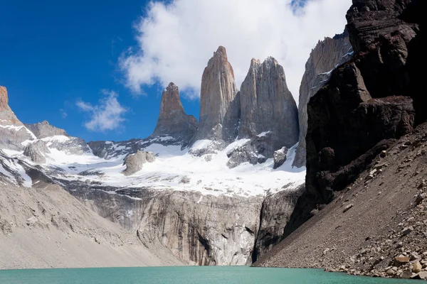 Torres del Paine doruklarına görünümü, Şili. Şili Patagonya manzara. Temel Las Torres bakış açısı
