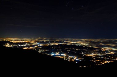 Düz aydınlatma kısmen sis ve yumuşak ışıklarla kaplı. Grappa Dağı, İtalyan manzarası