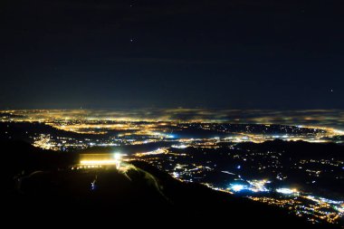 Düz aydınlatma kısmen sis ve yumuşak ışıklarla kaplı. Grappa Dağı, İtalyan manzarası