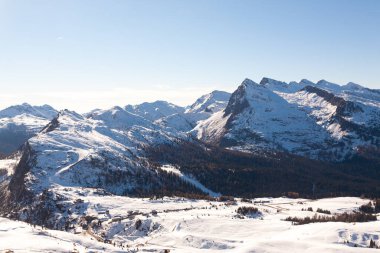 Rolle Pass kış manzaralı, San Martino di Castrozza, İtalya. Dağ manzarası