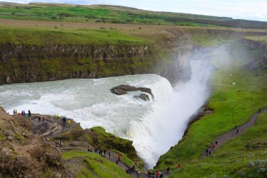 Gullfoss yaz sezonunda İzlanda 'ya düşer. İzlanda manzarası.