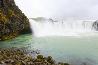 Godafoss yaz sezonunda İzlanda 'ya düşer. İzlanda manzarası.