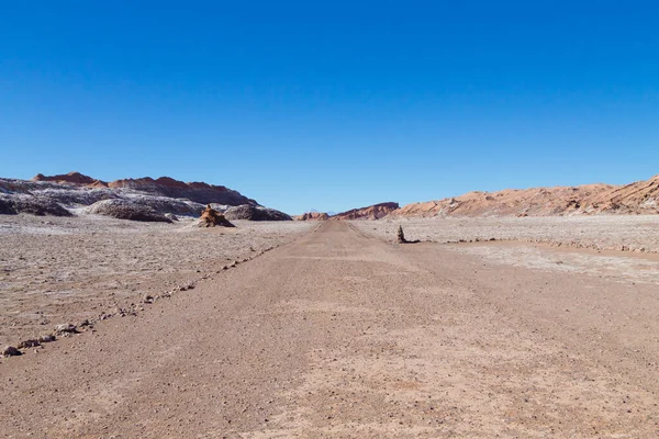 Şili manzarası, Ay Vadisi 'ndeki toprak yol. Şili Panoraması