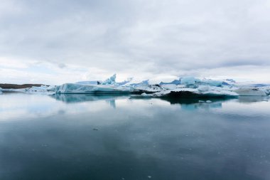 Jokulsarlon Buzul Gölü, İzlanda. Suda yüzen buzdağları. İzlanda manzarası