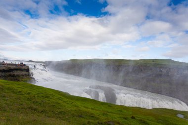 Gullfoss yaz sezonunda İzlanda 'ya düşer. İzlanda manzarası.