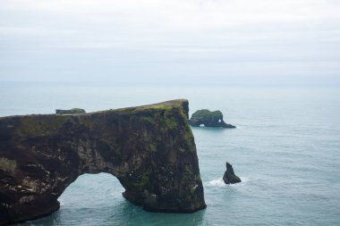 Reynisfjara lav plaj manzarası, güney İzlanda manzarası. Vik siyah plajı