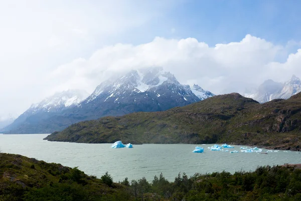 호수에 칠레의 토레스델 파타고니아 파노라마 — 스톡 사진