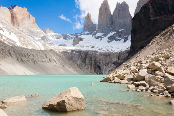 Torres del Paine zirvesi, Şili. Las Torres üssü bakış açısı. Şili Patagonya manzarası.