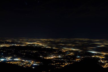 Düz aydınlatma kısmen sis ve yumuşak ışıklarla kaplı. Grappa Dağı, İtalyan manzarası