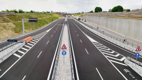 Nova Visão Auto Estrada Vazia Não Trânsito Contexto Dos Transportes — Fotografia de Stock