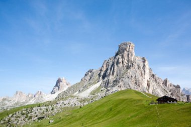 Giau Geçidi 'nden Nuvolau zirvesi manzarası, dolomitler. Dağ simgesi