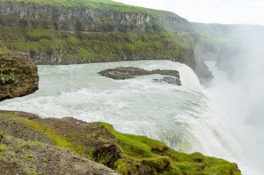 Gullfoss yaz sezonunda İzlanda 'ya düşer. İzlanda manzarası.