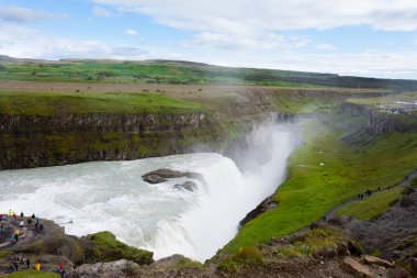 Gullfoss yaz sezonunda İzlanda 'ya düşer. İzlanda manzarası.